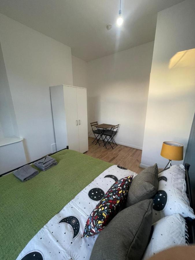 Contemporary Private Rooms Near Central London Exterior photo