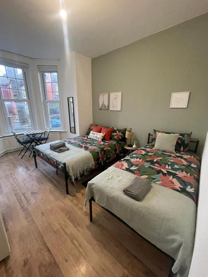 Contemporary Private Rooms Near Central London Exterior photo